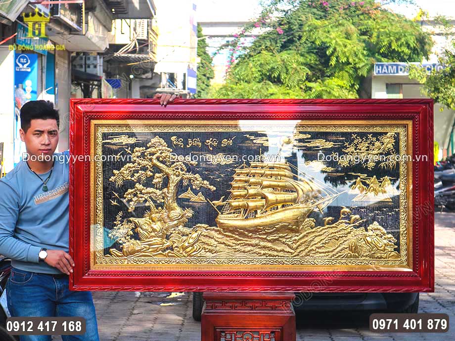 Tranh n&ecirc;n được treo ở độ cao ph&ugrave; hợp để gia chủ c&oacute; thể thưởng hết được vẻ đẹp của tranh đồng